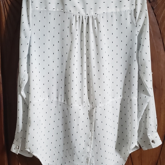 Flowy top. Elegant. Flatters all body types! - Picture 2 of 4